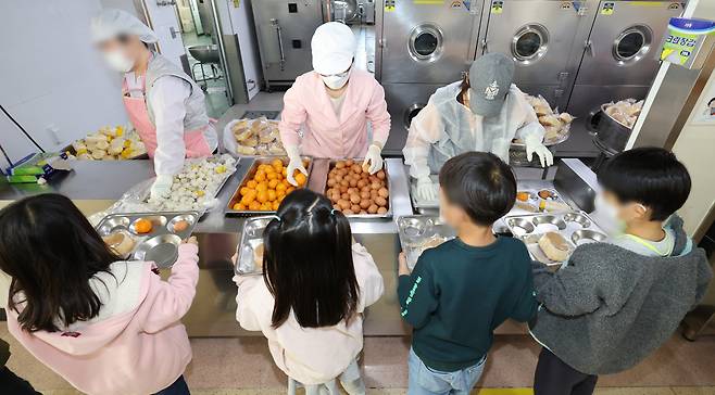 학교 비정규직 노동자들이 정규직과 임금 차별 해소, 급식실 폐암 종합대책 마련, 교육교부금 축소 반대 등을 주장하며 하루 총파업에 돌입한 25일 세종시의 한 초등학교에서 빵·우유 등 대체식을 마련해 급식을 제공하고 있다. [연합]