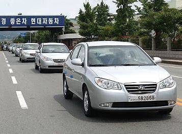 기아차 직원들이 주문차량을 직접 운송하고 있다.