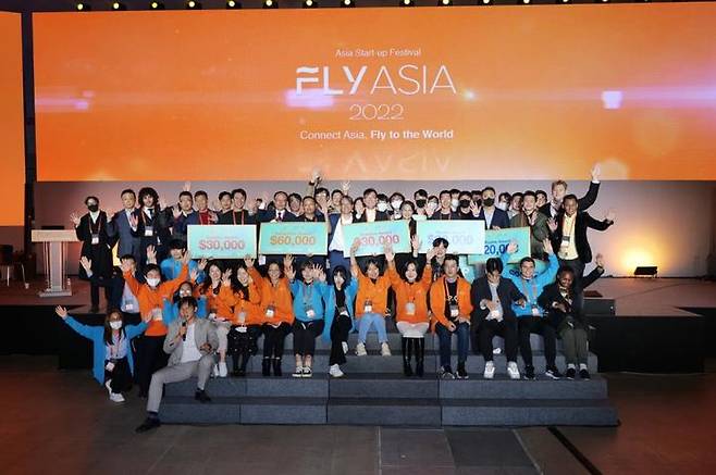 [부산=뉴시스] 아시아 창업엑스포 'FLY ASIA 2022' 폐막 단체사진. (사진=부산시 제공) *재판매 및 DB 금지