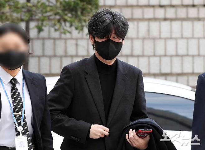 남욱 변호사가 25일 오전 서울 서초구 서울중앙지법에서 열린 대장동 개발 사업 로비·특혜 의혹 관련 1심 속행 공판에 출석하고 있다. 황진환 기자