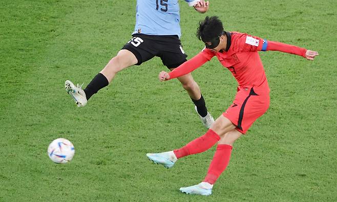24일 오후(현지시간) 카타르 알라이얀의 에듀케이션 시티 스타디움에서 열린 2022 카타르 월드컵 조별리그 H조 1차전 대한민국과 우루과이 경기. 대한민국 손흥민이 후반 상대 진영 중앙에서 슛을 하고 있다. 연합뉴스