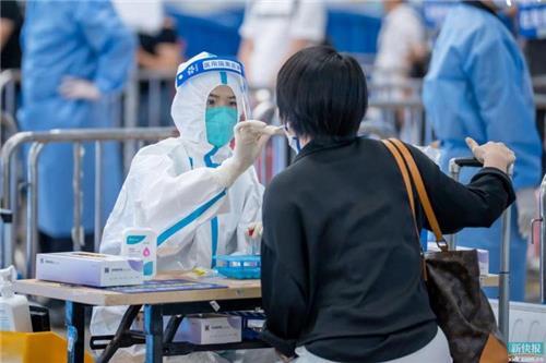 외지 승객을 검사하는 중국 광저우 기차역의 유전자증폭(PCR) 검사소. 신쾌보 캡처