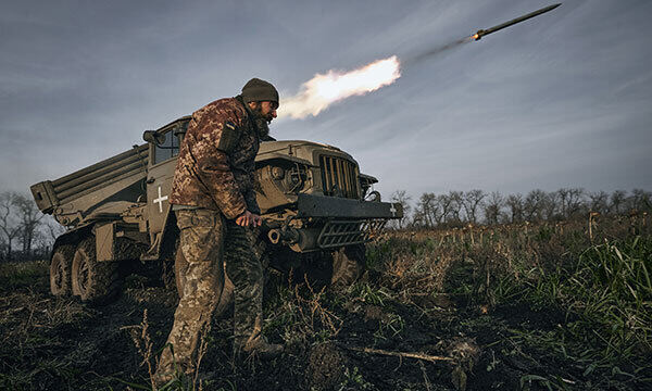 24일(현지시간) 우크라이나 도네츠크주 바흐무트 인근 전선에서 우크라이나 군인들이 러시아 진지를 향해 다연장포를 쏘고 있다. 바흐무트=AP뉴시스