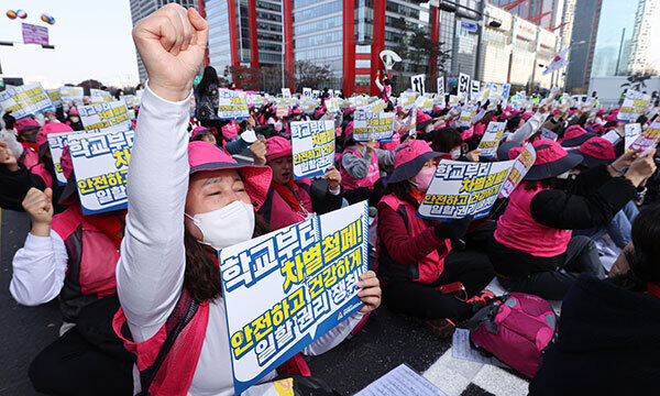 전국학교비정규직노동조합 조합원들이 25일 오후 서울 영등포구 여의대로에서 총파업대회를 열고 구호를 외치고 있다. 연합뉴스