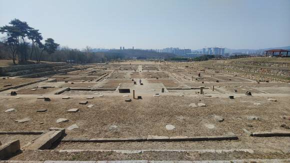 폐사지(廢寺地)는 너른 황무지에 돌무더기가 놓여 있고 안내판 정도만 세워진 게 보통이지만 경기 양주시에 있는 회암사지는 규모는 물론이거니와 빈터가 뿜어내는 고유한 기운이 있어 압도당한다.김별아 작가 제공