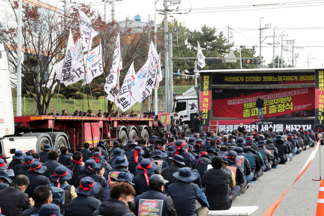 지난 24일 경북 포항시 남구 오천읍 포항철강산업단지에서 열린 민주노총 공공운수노조 화물연대본부(화물연대) 포항지부 총파업 출정식 모습 / 연합뉴스