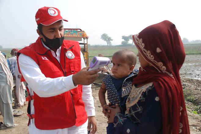 파키스탄적신월사가 홍수 피해 지역 주민 대상 의료지원 활동을 전개하고 있다.