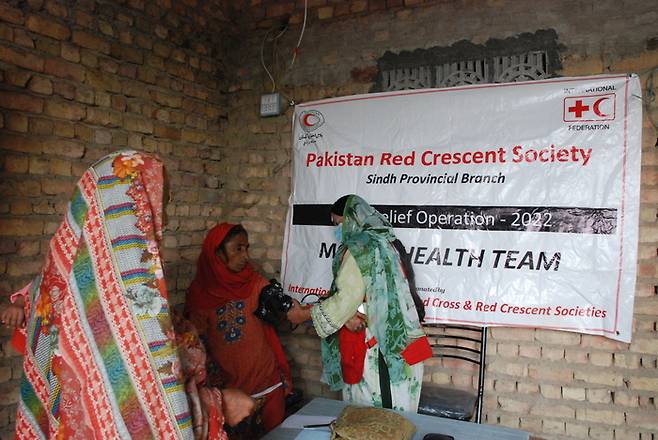 파키스탄적신월사가 홍수 피해 지역 주민 대상 보건의료지원활동을 전개하고 있다.