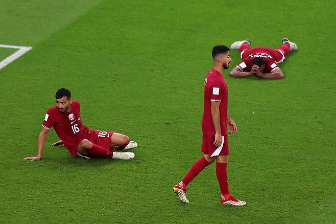 실망에 빠진 카타르 선수들. Getty Images 코리아