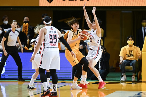 BNK-KB스타즈 경기 장면 / 사진=WKBL 제공