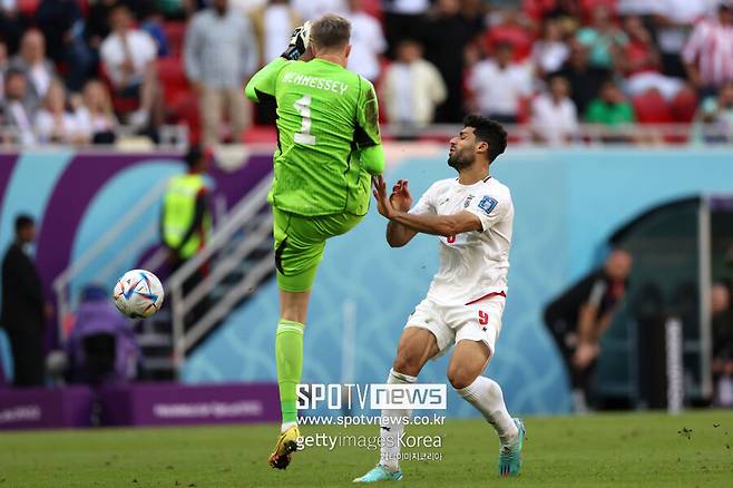 ▲ 이란 공격수 메히드 타레미와 웨일스 골키퍼 웨인 헤네시의 충돌. 비디오 판독(VAR) 끝에 헤네시는 퇴장 명령을 받았다.