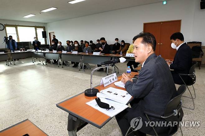 설악산오색케이블카 권익위 현장간담회 (양양=연합뉴스) 이종건 기자 = 강원 양양군이 추진 중인 설악산오색케이블카에 대한 환경부의 환경영향평가 제보완 요청에 대해 제기된 집단민원과 관련해 25일 양양군 서면사무소에서 열린 국민권익위원회의 현장간담회에서 김태규 권익위 부위원장이 인사말을 하고 있다.
    2022.11.25 momo@yna.co.kr