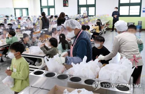 학교 비정규직 파업 영향…급식 차질 (춘천=연합뉴스) 양지웅 기자 = 학교 비정규직 노동자 총파업으로 전국 대다수 학교의 급식이 차질을 빚은 25일 강원 춘천시의 한 초등학교에서 학생들이 빵과 음료 등 대체 급식으로 점심을 먹고 있다. 2022.11.25
    yangdoo@yna.co.kr
(끝)