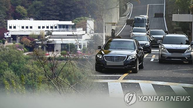 윤대통령 한남동 새 관저서 첫 출근…취임 반년만 (CG) [연합뉴스TV 제공]