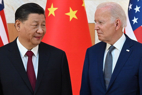 조 바이든 미국 대통령(오른쪽)과 시진핑 중국 국가주석이 지난 14일(현지시간) 인도네시아 발리에서 첫 대면 정상회담을 하기에 앞서 서로를 바라보고 있다.(사진=AFP연합뉴스)
