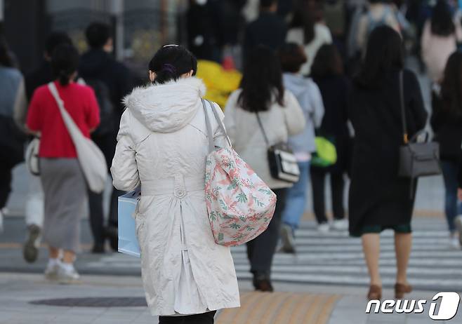시민들이 추워진 날씨에 발걸음을 옮기고 있다. ⓒ News1 구윤성 기자