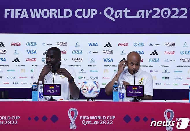 2022 국제축구연맹(FIFA) 월드컵이 카타르에서 열리고 있는 가운데, 가나 국가 대표팀의 오토 아도 감독(좌)이 23일(현지시간) 기자회견에 참석했다. ⓒ 로이터=뉴스1 ⓒ News1 정윤영 기자