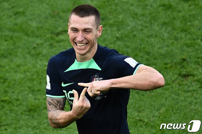 호주 축구대표팀 공격수 미첼 듀크가 26일(한국시간) 열린 2022 카타르 월드컵 튀니지전에서 결승골을 터뜨린 후 'J' 세리머니를 펼쳤다. ⓒ AFP=뉴스1