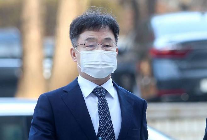 화천대유자산관리 대주주 김만배 씨가 25일 오전 서울 서초구 서울중앙지방법원에서 열린 대장동 개발 사업 로비·특혜 의혹 관련 1심 속행 공판에 출석하기 위해 법정으로 향하고 있다. [이미지출처=연합뉴스]