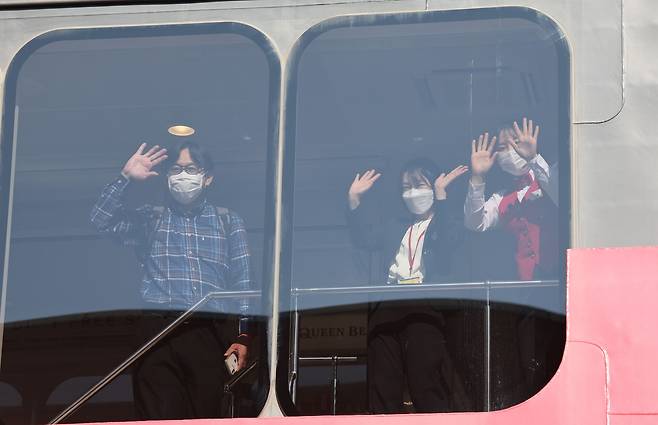 신종 코로나바이러스 감염증(코로나19)사태로 한일 바닷길이 끊긴지 2년 8개월 만에 여객선 입항이 재개된 4일 오후 부산시 동구 부산항국제여객터미널에 일본 후쿠오카에서 출발한 퀸비틀호를 타고 온 관광객과 승무원들이 창밖을 향해 손을 흔들며 입항하고 있다./2022.11.04 김동환 기자