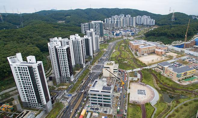 민주당 이재명 대표는 성남시장 시절, 대장동 개발 프로젝트에서 임대주택 비율을 대폭 낮춰줌으로써 개발사업자들에게 8500억원대 부당 이익을 안겼다는 의혹을 받고 있다. 이런 사람이 대표로 있는 민주당이 윤석열 정부의 청년주택 예산은 삭감하고 공공 임대 예산을 6조원이나 증액하면서 '이재명 예산'이라고 홍보하고 있다. 사진은 경기 성남시 분당구 대장동 아파트 단지. /뉴스1