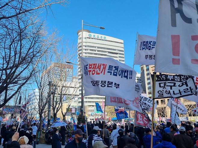 26일 서울 중구 세종대로 인근에서 자유통일당 등 보수 단체들이 집회를 열었다. /유재인 기자