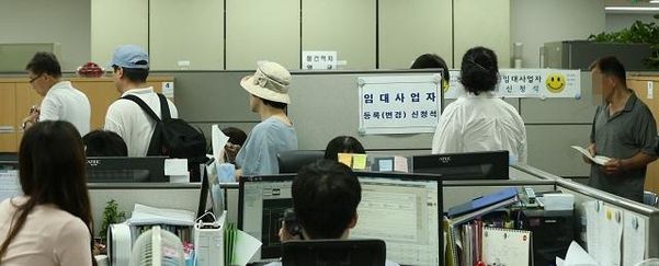서울의 한 구청에서 시민들이 임대사업자 등록증을 받아 가고 있다.