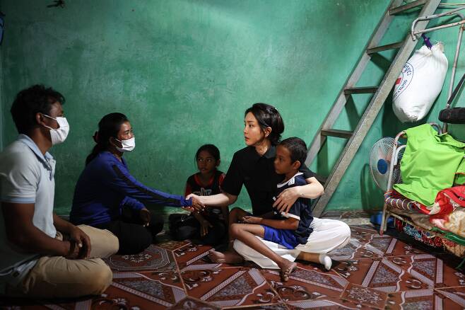 윤석열 대통령 부인 김건희 여사가 12일 캄보디아 프놈펜에서 선천성 심장질환을 앓고 있는 14세 아동의 집을 찾아 가족을 위로하고 있다.(대통령실 제공) /뉴스1