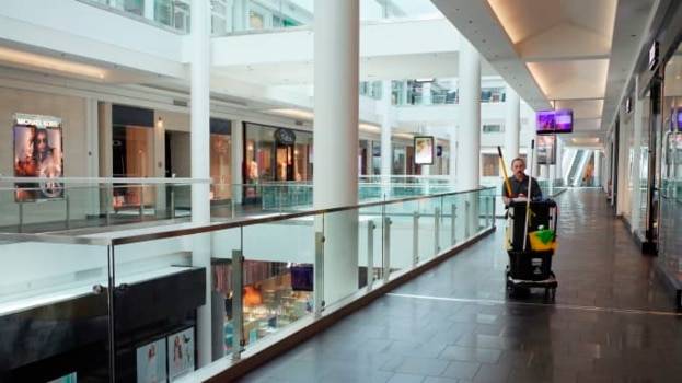 코로나 사태 여파로 한산한 미국의 쇼핑몰.