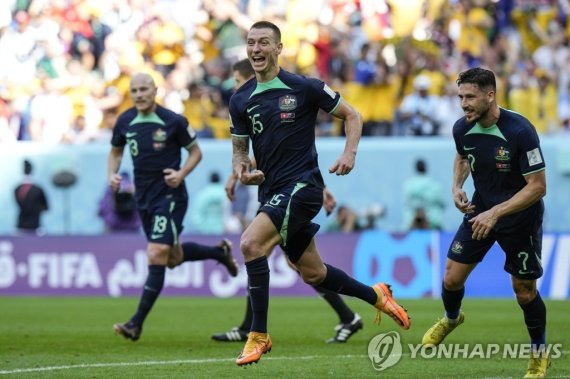 Australia's Mitchell Duke, center, celebrates after he scored the opening goal during the World Cup group D soccer match between Tunisia and Australia at the Al Janoub Stadium in Al Wakrah, Qatar, Saturday, Nov. 26, 2022. (AP Photo/Luca Bruno) /사진=연합뉴스