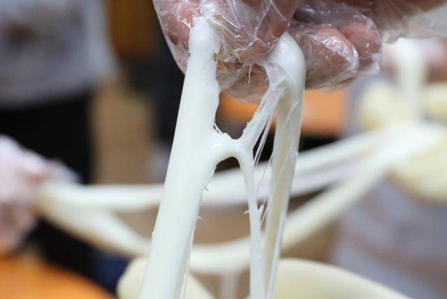 모짜랠라치즈를 가래떡처럼 길게 만들어 찢으면 결이 생기며 스트링치즈가 된다. ⓒ박준규