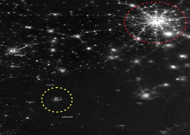 러시아가 우크라이나의 에너지 기반시설에 대해 대대적인 미사일 공격을 강행하면서 대규모 정전사태가 발생한 가운데, 미 항공우주국이 23일 동유럽 일대의 야경을 촬영해 공개한 위성사진 속에서 러시아 모스크바(빨간 원)가 불야성인데 비해 우크라이나 키이우(노란 원) 지역은 온통 암흑이다. NASA=연합뉴스