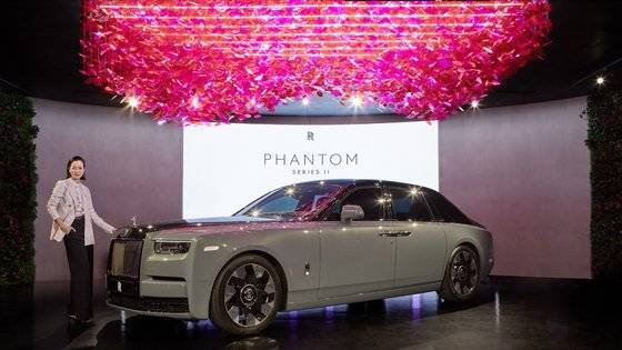 아이린 니케인 롤스로이스모터카 아시아·태평양 총괄은 25일 서울 세종문화회관에서 “팬텀은 시간이 흘러도 불변하는 최고급 자동차의 상징이자 기준 그 자체인 모델로 가장 롤스로이스다운 롤스로이스”라고 소개했다. [사진 롤스로이스모터카]