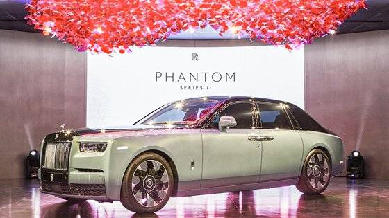 롤스로이스모터카는 25일 서울 세종문화회관에서 ‘팬텀 시리즈 Ⅱ’를 국내에 출시했다. [사진 롤스로이스모터카]