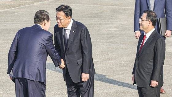 윤석열 대통령이 지난 11일 오전 아세안(ASEAN·동남아국가연합) 관련 정상회의 및 주요20개국(G20) 정상회의 등 다자회의 참석을 위해 성남 서울공항에 도착, 공군 1호기로 향하며 국민의힘 정진석 비상대책위원장(왼쪽부터), 주호영 원내대표등 환송 인사들과 악수하고 있다. 연합뉴스