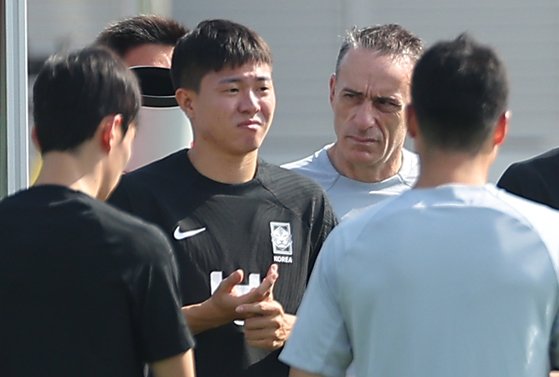 훈련 도중 대표팀 동료들과 대화를 나누는 권창훈(왼쪽 두 번째)과 파울루 벤투 감독(왼쪽 세 번째). 연합뉴스
