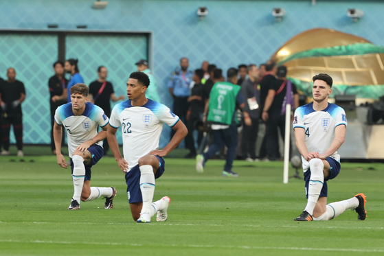 지난 21일 카타르 월드컵 이란과의 경기에 앞서 잉글랜드 선수들이 인종차별에 반대하는 뜻으로 무릎을 꿇는 퍼포먼스를 하고 있다. [중앙포토]