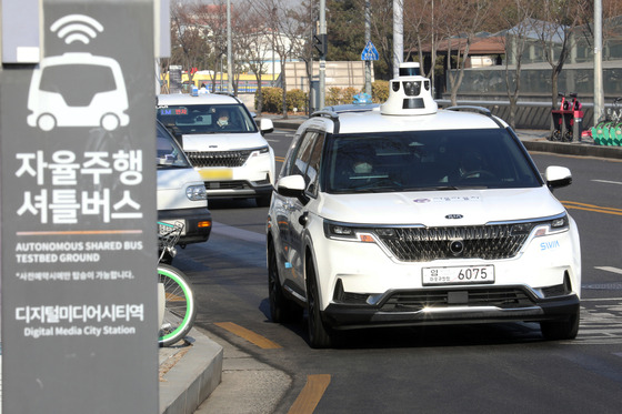 서울 상암동 디지털미디어시티에서 시범운행 중인 자율주행 차량. [뉴시스]