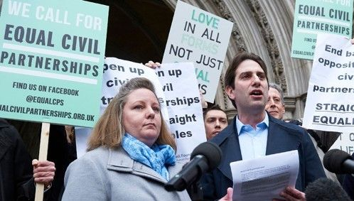 영국에서 이성애자 최초로 2019년 12월 31일 시빌 파트너십을 등록한 리베카 스타인펠드(왼쪽 둘째)와 찰스 케이단 커플. 이들은 “동성애자에게만 시빌 파트너십을 인정하는 것은 차별에 해당한다”며 소송을 제기해 2018년 6월 승소했다. [AFP=연합뉴스]