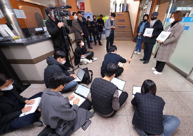 ▲ 지난 10일 오전 서울 용산구 국방부 민원실에서 고 이예람 중사 부친 이주완 씨와 모친이 전익수 공군법무실장 징계 요구서 제출에 앞서 취재진에게 취지를 설명하고 있다.연합뉴스