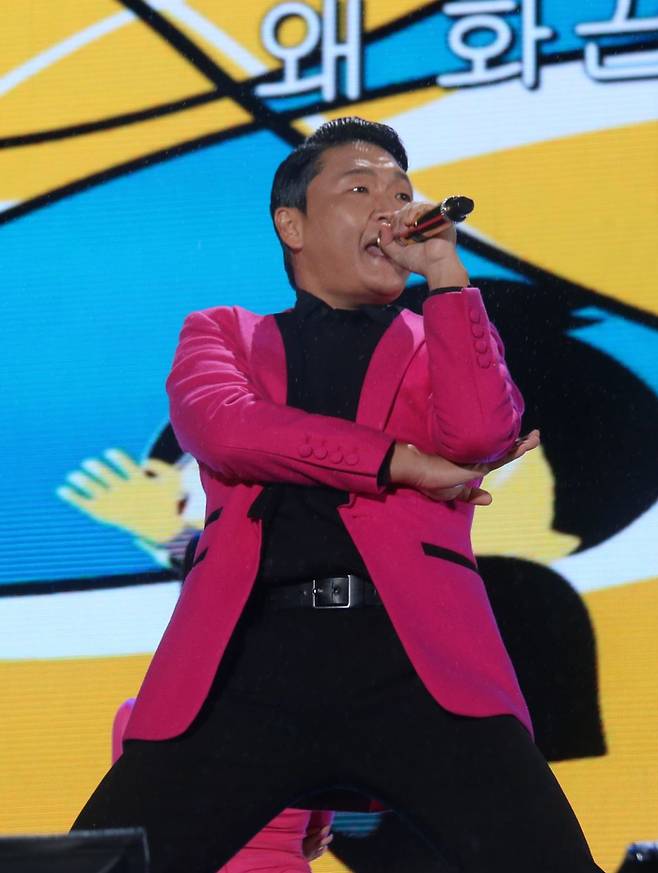 가수 싸이가 지난달 9일 대구 경북대학교에서 대구시 주최로 열린 ‘2022 파워풀 대구 K-POP 콘서트’에서 노래하고 있다.  연합뉴스