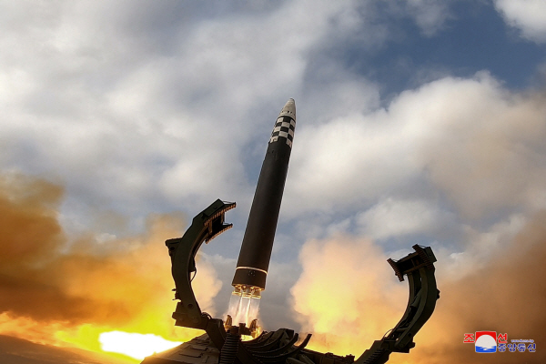 지난 19일 북한 조선중앙통신이 공개한 신형의 대륙간탄도미사일 화성-17형을 시험 발사 장면. 북한는 지난 18일 김정은 국무위원장의 지도 아래 신형의 대륙간탄도미사일을 시험 발사했다. 조선중앙통신 연합뉴스