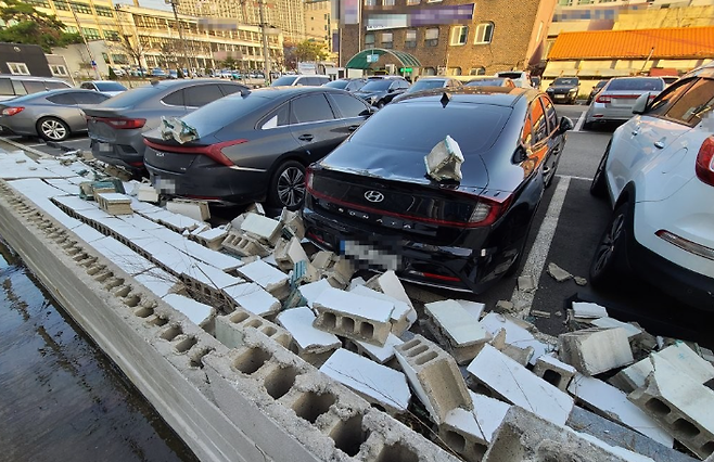 속초시 중앙동에서 담장이 넘어져 주차해 있던 차들이 일부 파손됐다. / 사진=연합뉴스