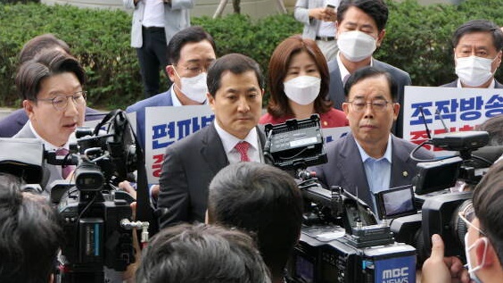 ▲지난 9월28일 국민의힘 의원들의 MBC 항의방문 모습. 사진=언론노조
