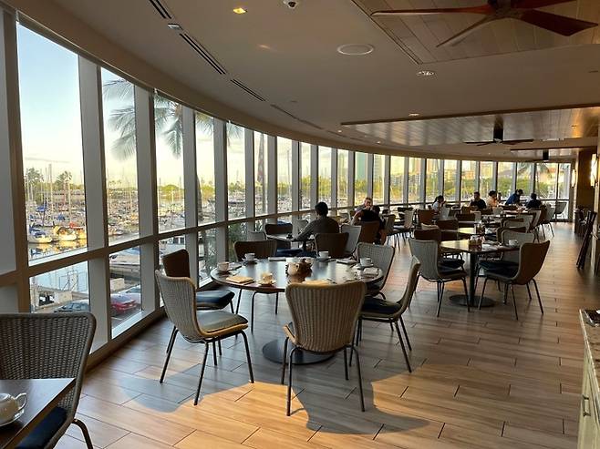 원 헌드레드 세일즈 레스토랑 & 바 내부 모습. /사진= 강예신 여행+ 기자