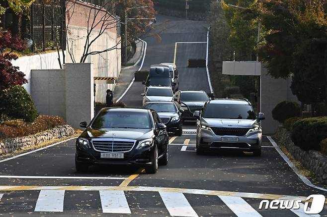 (서울=뉴스1) 오대일 기자 = 윤석열 대통령이 8일 서울 용산구 한남동 관저에서 차량을 타고 첫 출근하고 있다. (대통령실 제공) 2022.11.8/뉴스1  Copyright (C) 뉴스1. All rights reserved. 무단 전재 및 재배포 금지.