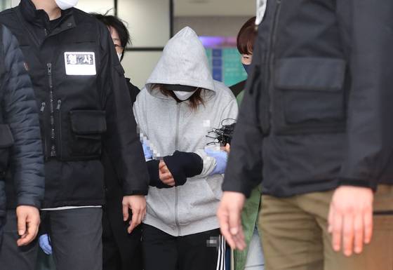 생활고에 시달리다 초등학생 두 아들을 살해한 혐의로 구속된 40대 여성 A씨가 지난 4월 13일 오전 서울 금천경찰서에서 서울남부지검으로 송치되고 있다. A씨는 지난 5일 금천구 다세대주택에서 초등학생 아들 2명의 목을 졸라 살해한 혐의를 받는다. A씨는 범행 이후 극단선택을 시도했지만 실패하고 같은 달 7일 오후 4시40분쯤 경찰에 자수했다./사진=뉴스1