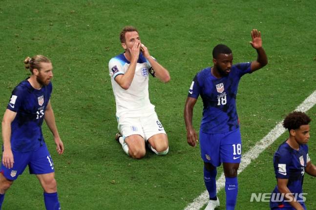 26일(한국 시간) 카타르 알코르에 위치한 알베이트 스타디움에서 열린 2022 국제축구연맹(FIFA) 카타르 월드컵 조별리그 B조 2차전 잉글랜드와 미국의 경기. 잉글랜드 해리 케인이 헤딩슛 시도 후 아쉬워하고 있다. / 사진=뉴시스