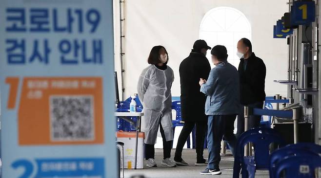 [서울=뉴시스] 조수정 기자 = 지난24일 오전 서울 영등포보건소 선별진료소에서 시민들이 검사를 위해 안내받고 있다.  2022.11.24.