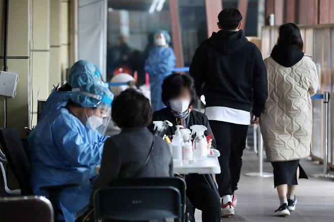 사진은 지난 23일 오전 서울 송파구 보건소에 마련된 선별검사소에서 시민들이 진단 검사를 받기 위해 걸음을 옮기고 있는 모습. /사진=뉴스1